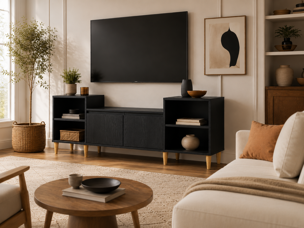 Détail des pieds coniques en bois clair du meuble TV noir scandinave