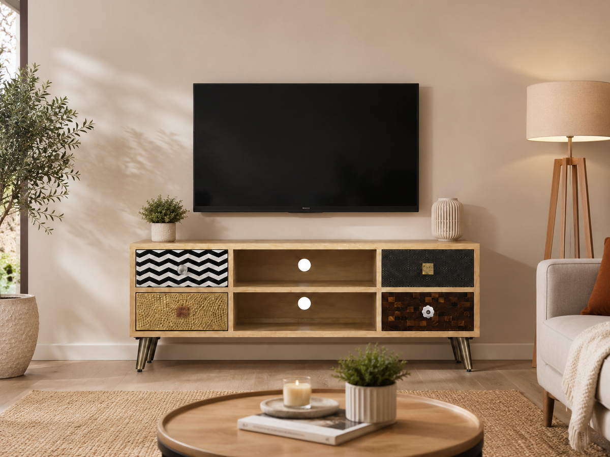 Meuble TV en bois de manguier avec 4 tiroirs à motifs artisanaux, vue de face