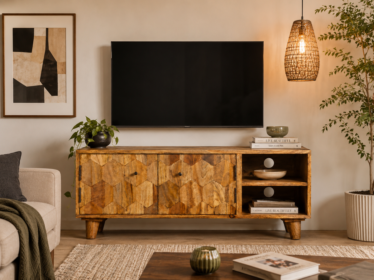 Meuble TV chic en bois de manguier massif avec portes sculptées à motif hexagonal, vue de face