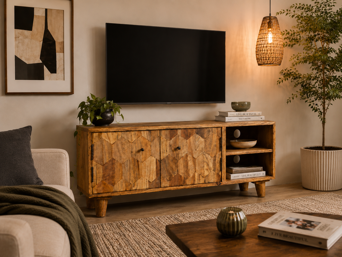 Meuble TV en bois de manguier à motif hexagonal, vue de trois-quarts dans un salon