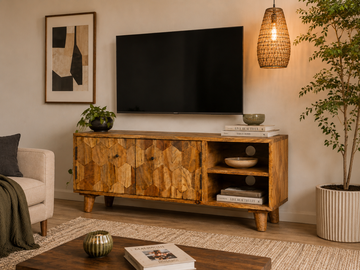 Détail du motif hexagonal sculpté sur les portes du meuble TV en manguier